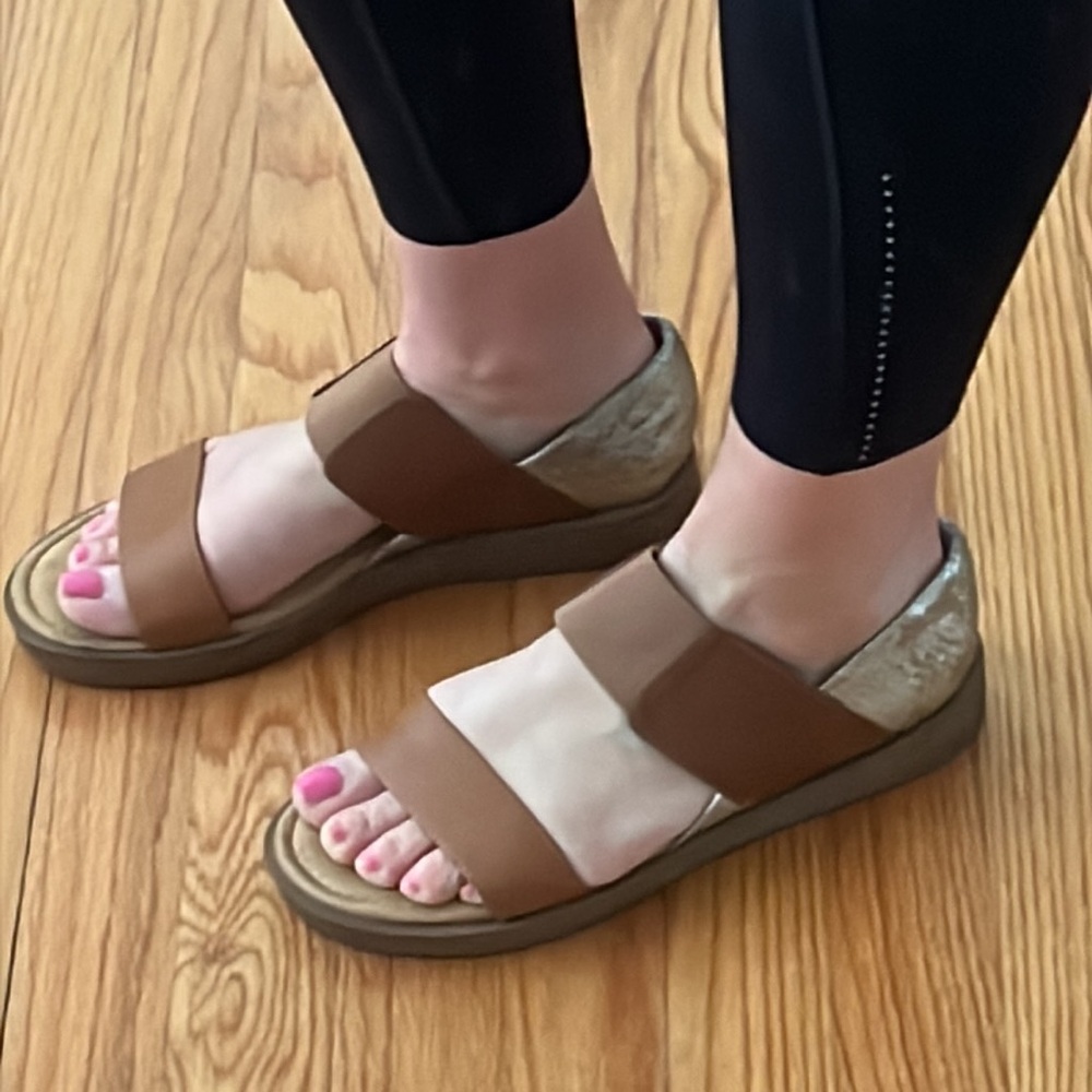 Eurosoft Nena Wedge Sandal with gold snakeskin 9M